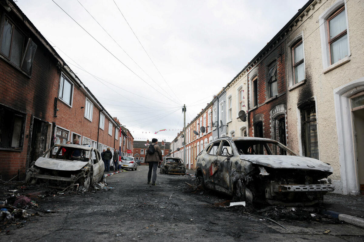 Fotografija uz vijest: Porodica žrtve napada u Belfastu poziva na smirenje nakon talasa nasilja
