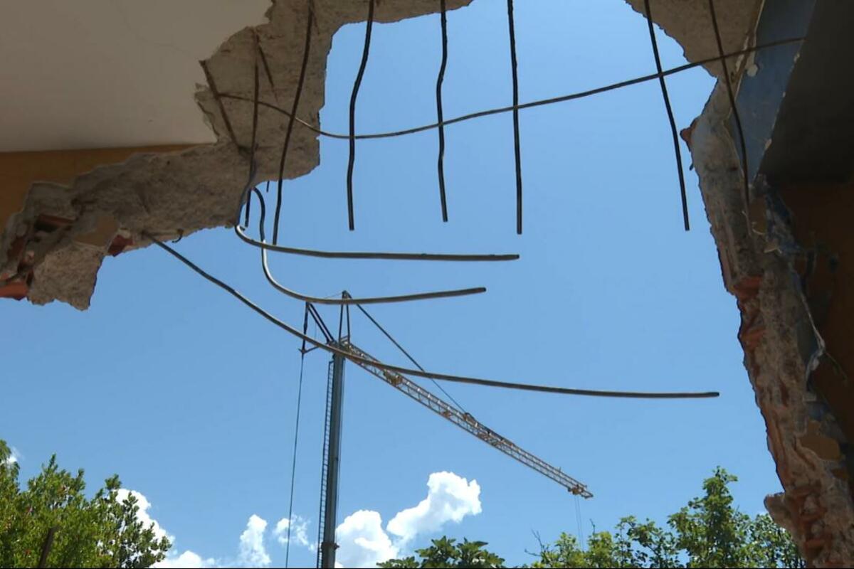 Fotografija uz vijest: Porodici kojoj je kran pao na privatni posjed nije isplaćena šteta, izvođač nastavio radove