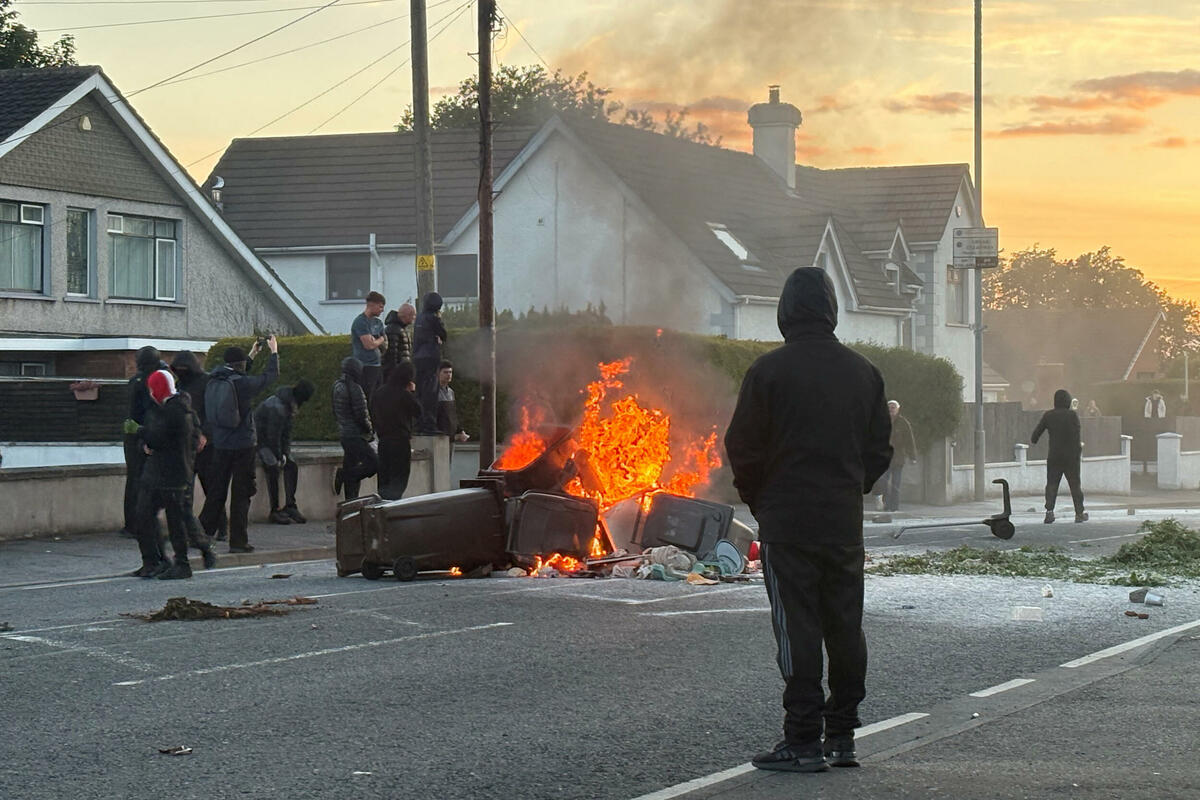 Fotografija uz vijest: Pripadnici manjinskih zajednica u Belfastu plaše se da izlaze iz svojih domova zbog nasilja