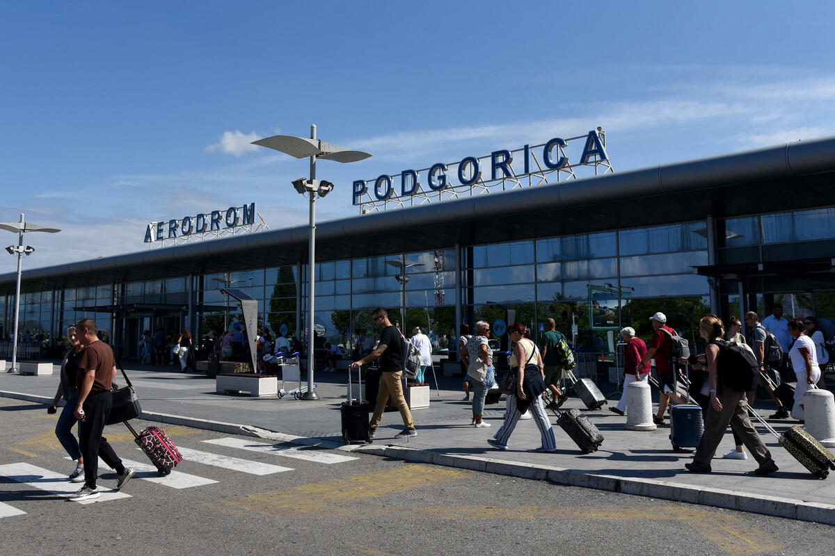 Fotografija uz vijest: Putnici sa letovima od 10:30 do 17 sati moći će na podgorički aerodrom kroz vinograd Plantaža