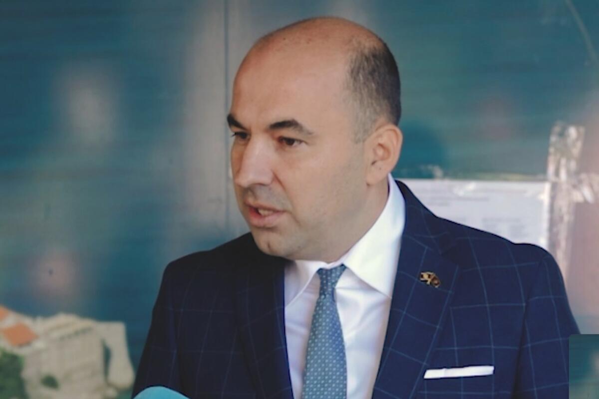 Fotografija uz vijest: Rađenović tvrdi da je nezakonito sniman sa porodicom na plaži na Svetom Stefanu