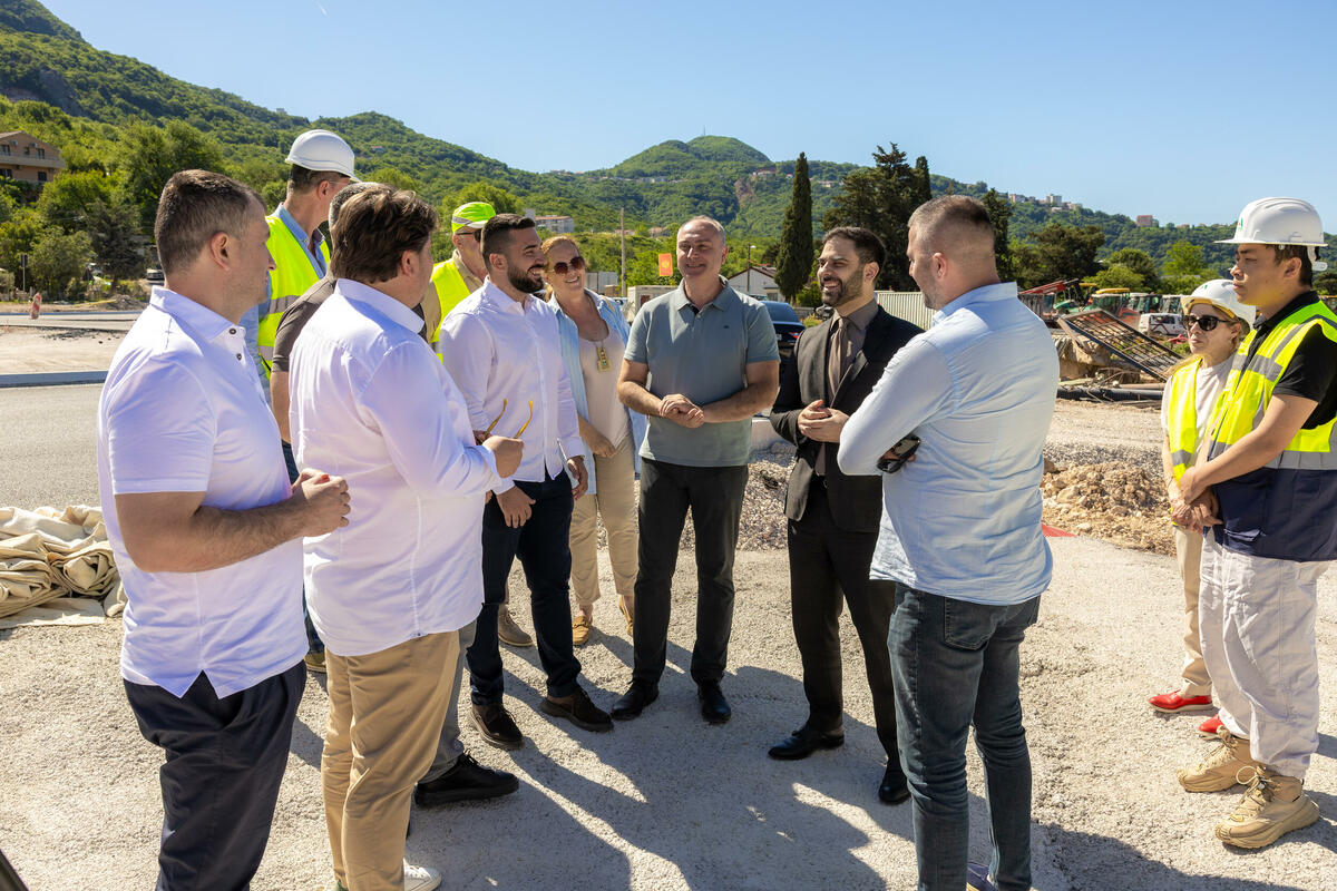 Fotografija uz vijest: Radulović: Sve četiri trake Bulevara Tivat-Jaz prekrivene su dva sloja asfalta