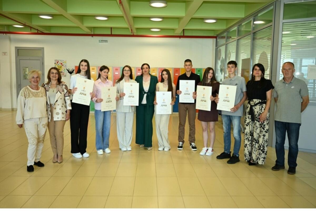 Fotografija uz vijest: Sedmoro učenika OŠ „Risto Manojlović“ dobitnici diplome Luča
