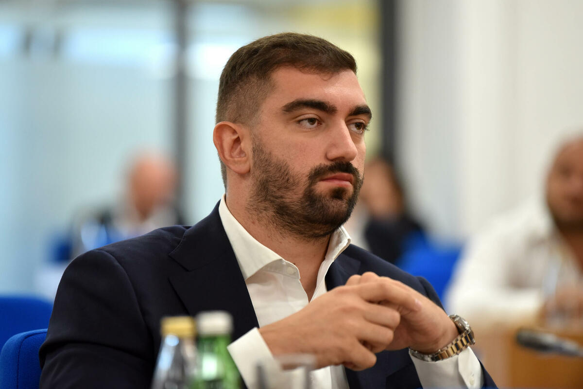 Fotografija uz vijest: Šer RTV Mrak 0,05%, građani Podgorice plaćaju 2,2 miliona eura, specijalni novinari imaju zarade od po nekoliko hiljada