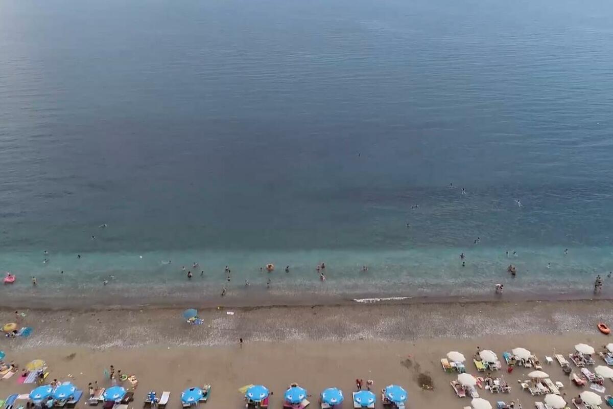 Fotografija uz vijest: Slovenska plaža u Budvi već dobila crvenu zastavicu, problemi sa fekalijama i nelegalnom gradnjom i dalje prisutni
