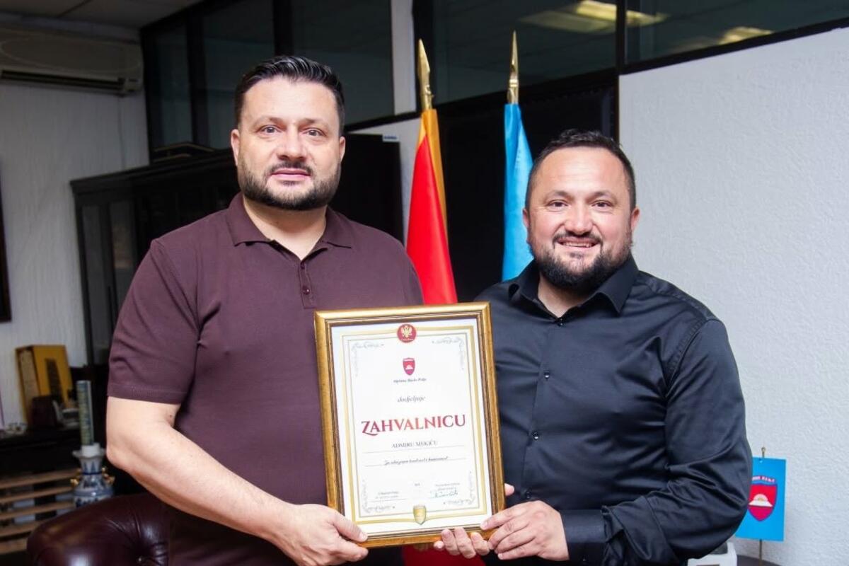 Fotografija uz vijest: Smolović primio Mekića i uručio mu zahvalnicu i 500 eura