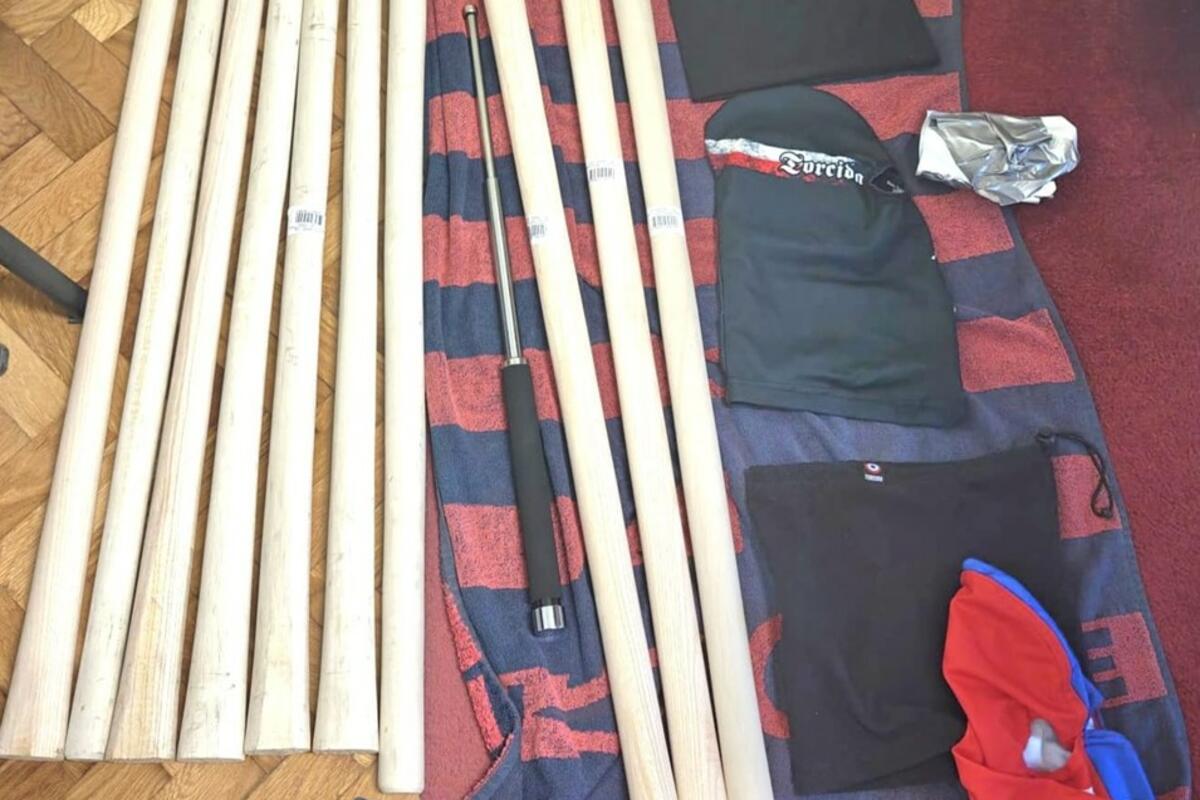 Fotografija uz vijest: Splitsko-dalmatinska policija uhapsila 14 osoba zbog pokušaja napada na sezonske radnike iz Srbije na Hvaru