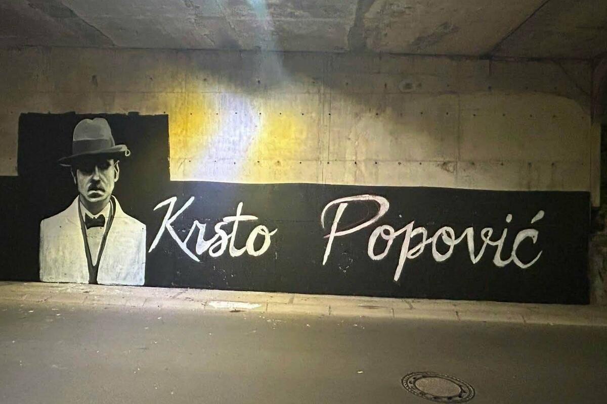 Fotografija uz vijest: Šta će Krsto u istorijskom jezgru grada: Antifašisti Cetinja traže od nadležnih odgovor da li je zakonito oslikan mural