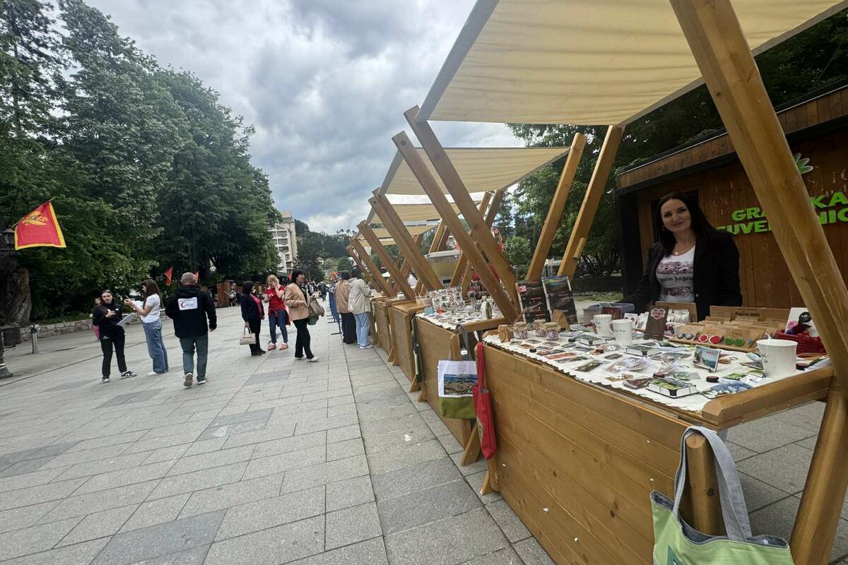 Fotografija uz vijest: Suveniri i priganice u fokusu na bazaru "Čuvari tradicije" u Bijelom Polju