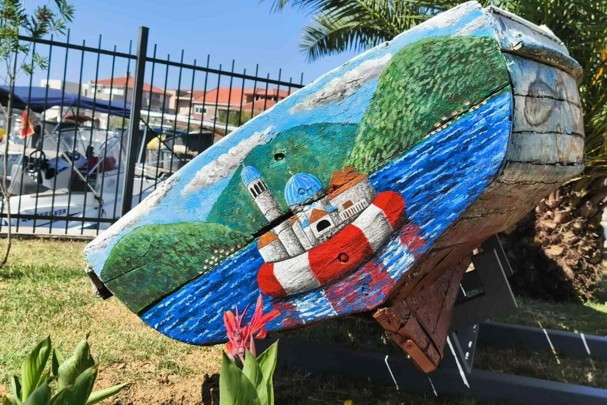 Fotografija uz vijest: Tivat dobio jedinstvenu umjetnički oslikanu staru barku