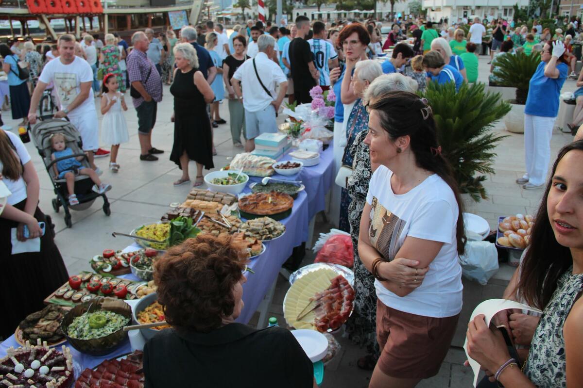 Fotografija uz vijest: Tivat proslavio Žućenicu uz punu rivu i bogat gastro program