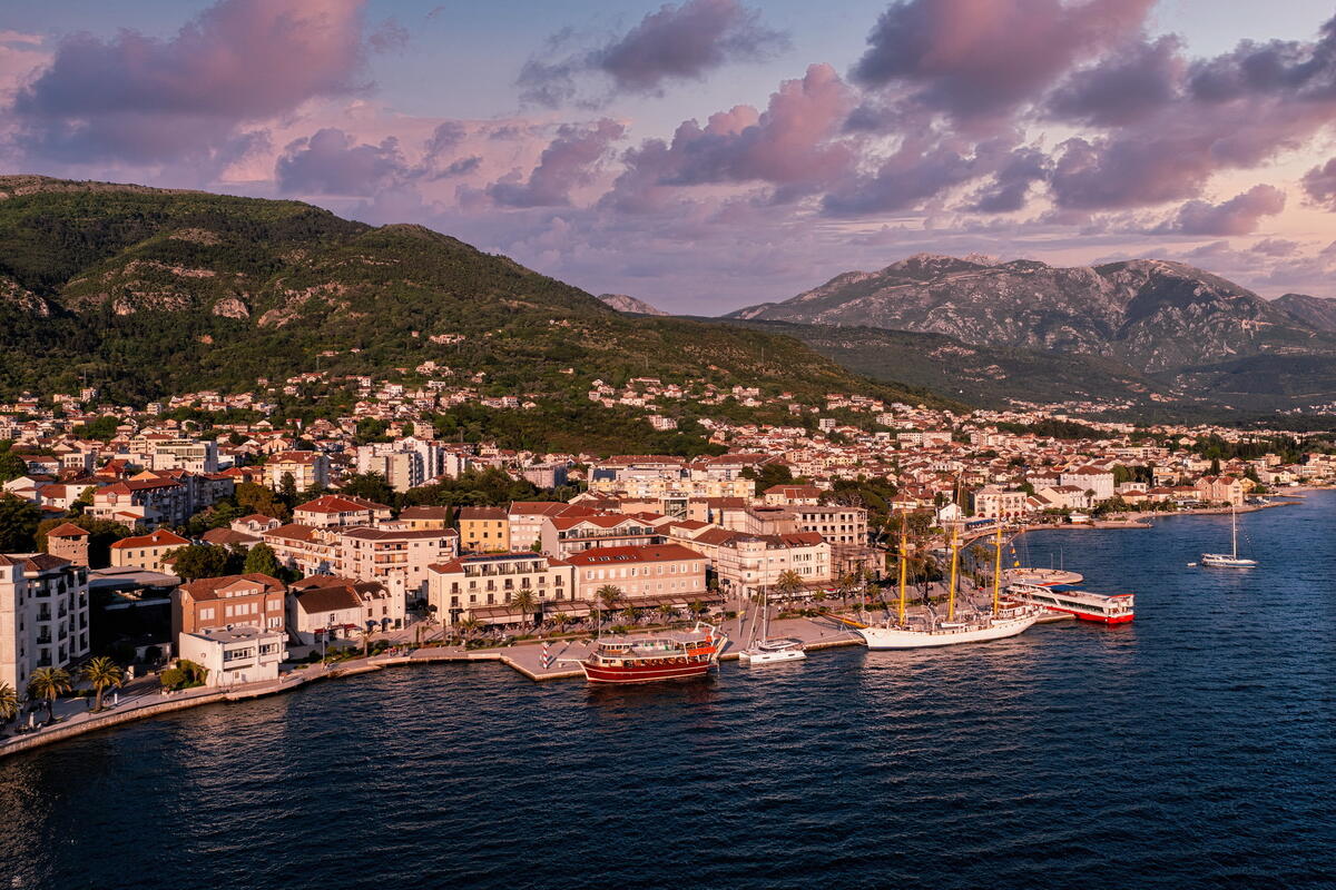 Fotografija uz vijest: Tivat u 2025. ostvario rast dolazaka i noćenja turista uz prihod od boravišne takse