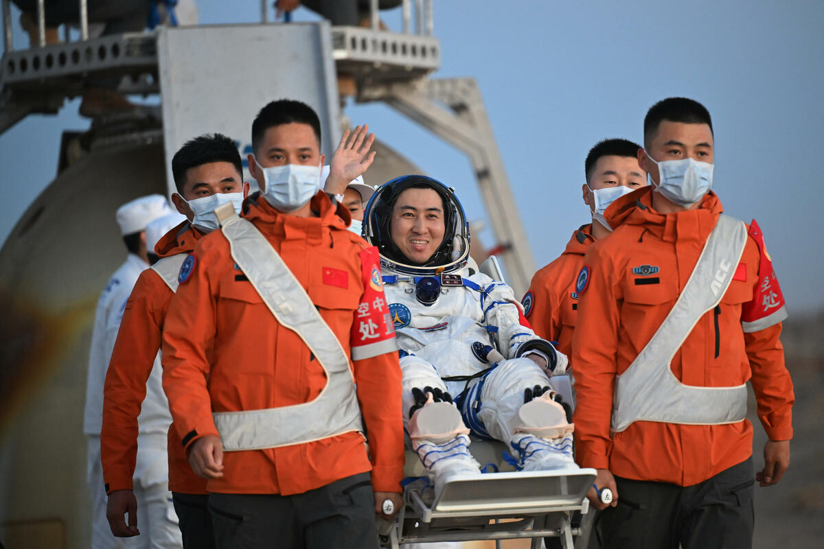Fotografija uz vijest: Tri kineska astronauta se vratila na Zemlju nakon gotovo sedam mjeseci u svemiru