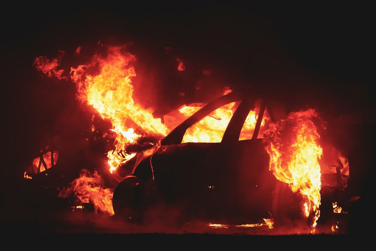 Fotografija uz vijest: Tri luksuzna automobila zapaljena ispred kuće bivšeg i sadašnjeg policajca u Doljanima
