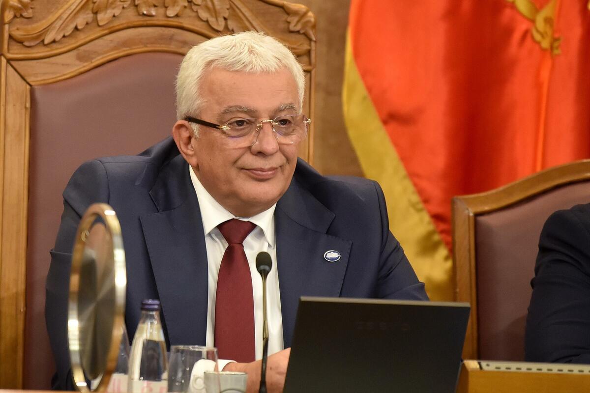 Fotografija uz vijest: Tri ruke do apsolutne većine za smjenu Mandića: Podrška inicijativi nastavlja da raste