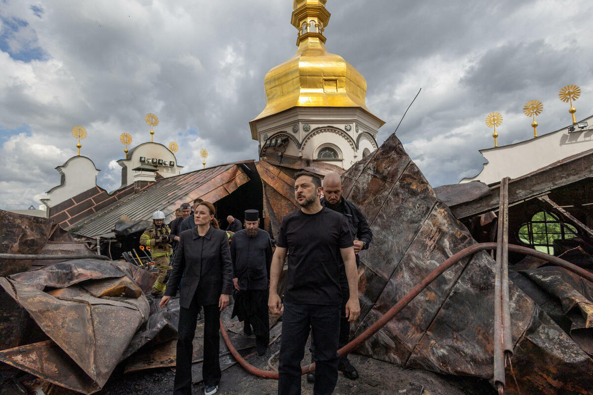 Fotografija uz vijest: Ukrajina procjenjuje štetu na drevnom manastiru u Kijevu nakon ruskog napada