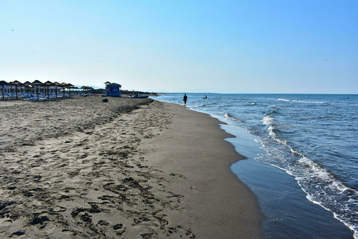 Fotografija uz vijest: Ulcinj: Kazne od 150 do 500 eura za osobe u kupaćem kostimu van kupališne zone