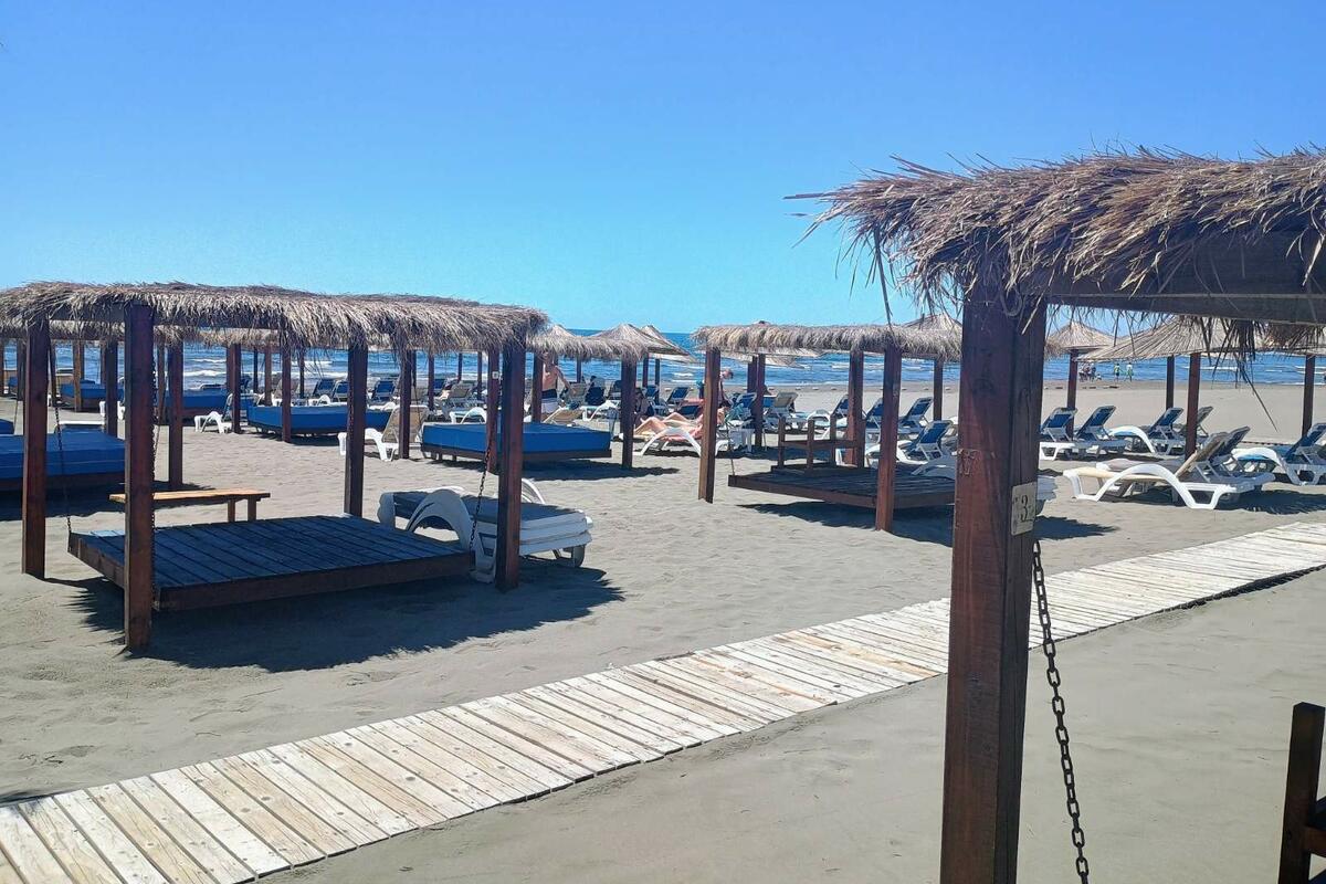 Fotografija uz vijest: Ulcinj spreman za sezonu: Turistički poslenici zadovoljni posjetom i očekuju dobru sezonu