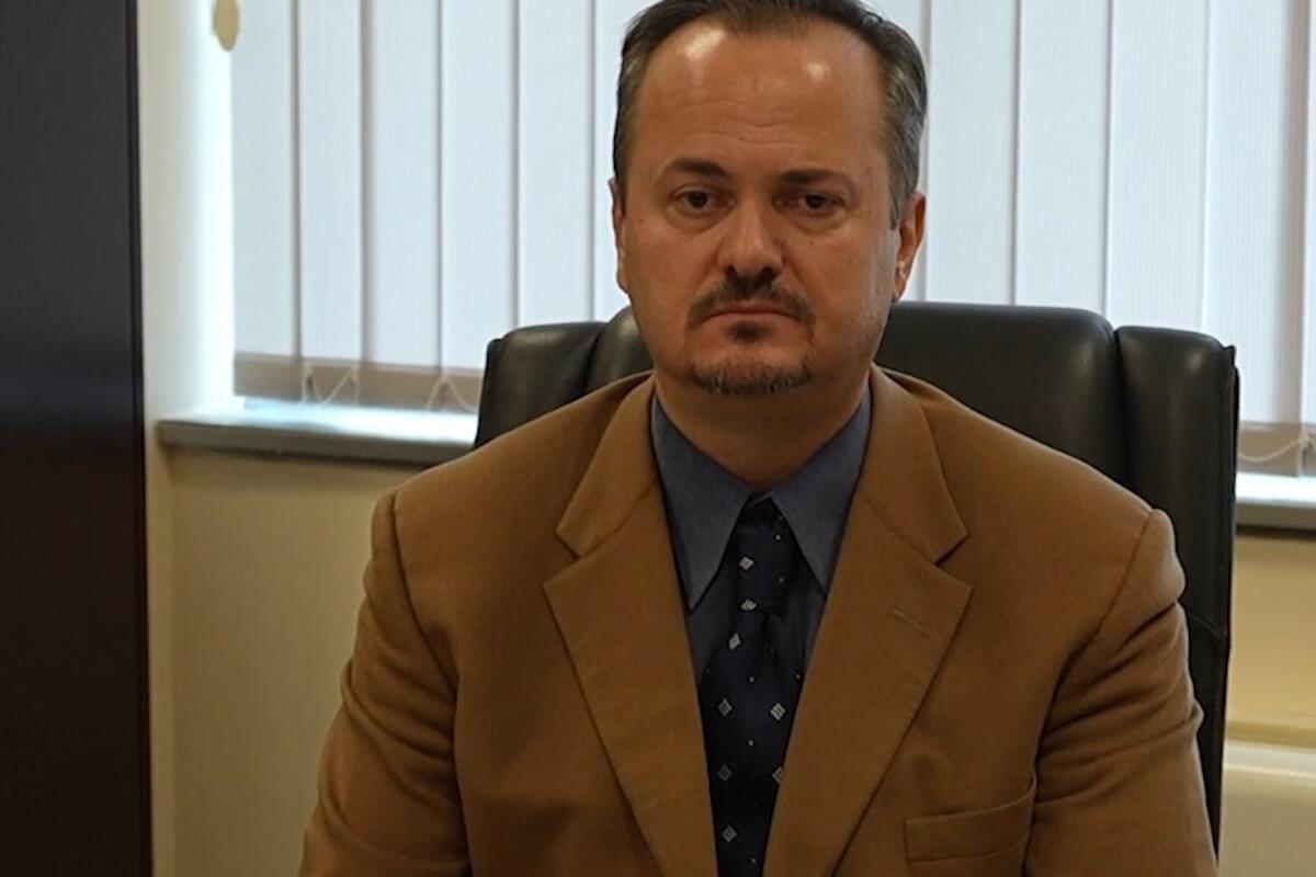 Fotografija uz vijest: Vukićević nacrtao nadgrobni spomenik "Vijestima", Ministarstvo ne smatra da je to sporno