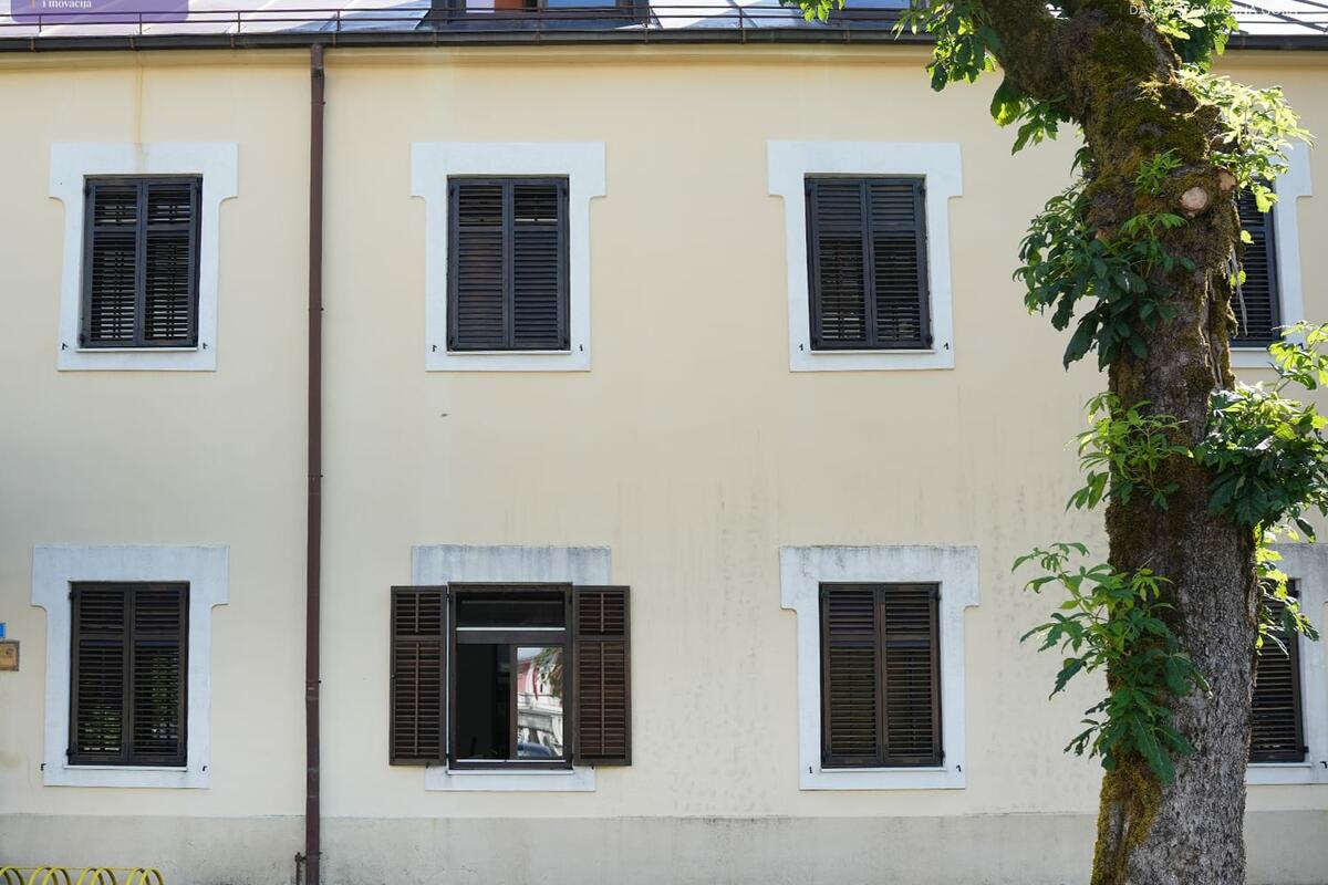 Fotografija uz vijest: Zamijenjena fasada na Domu učenika i studenata na Cetinju