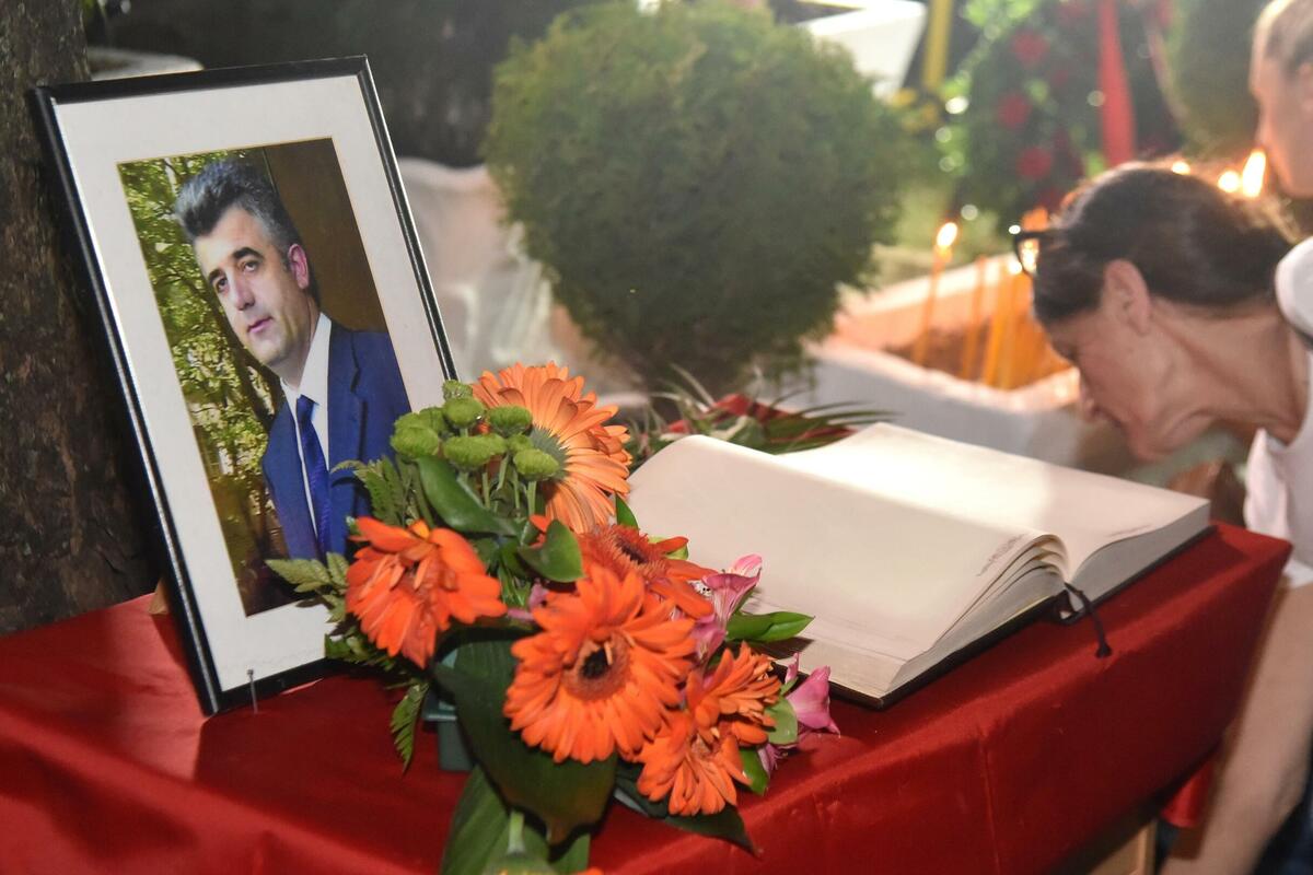 Fotografija uz vijest: Zapaljene svijeće na mjestu ubistva Duška Jovanovića, Milutinović: Pravda dolazi kad je neko hrabar da je potraži