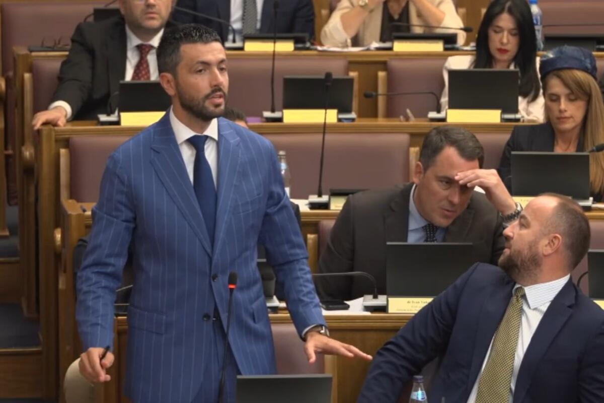 Fotografija uz vijest: Živković: Slogan "Novi srpski odgovor" osmislio Marović, Đurović: Nije, vama je osmislio statut i ime stranke